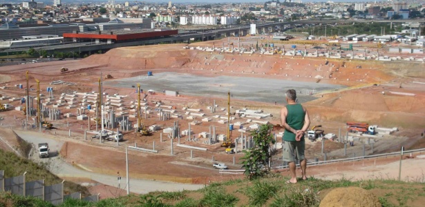 Aposentado Daniel Fondelo (dir) olha o andamento das obras do Itaquerão