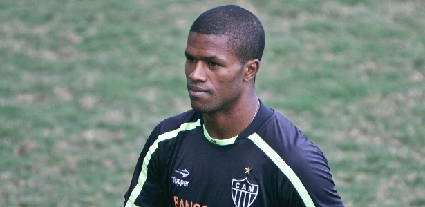 Carlos César revela incômodo após treino e não sabe se poderá enfrentar o Grêmio - Bruno Cantini/site oficial do Atlético-MG