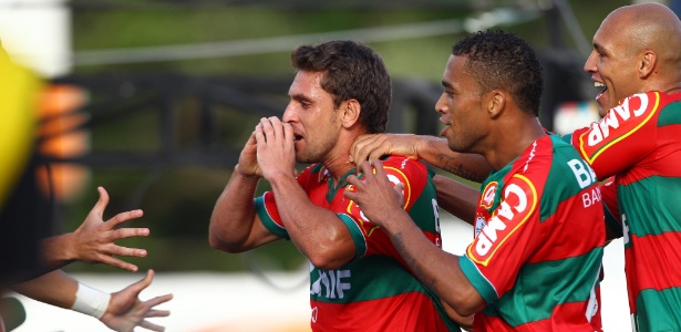 Ivo comemora o terceiro gol da Portuguesa contra o Americana, pela Série B - Juca Varella/Folhapress