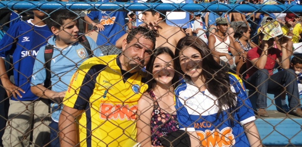 Marcos Resende e as filhas Ana Cristina e Ana Jéssica viajaram para ver Cruzeiro treinar - Guyanne Araújo/UOL Esporte