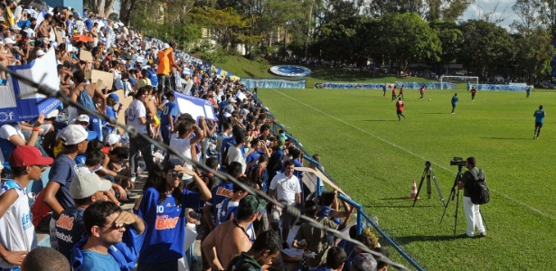Torcida do Cruzeiro lotou a Toca da Raposa I, em outubro de 2011, e doou alimentos  - Pedro Vilela/Vipcomm