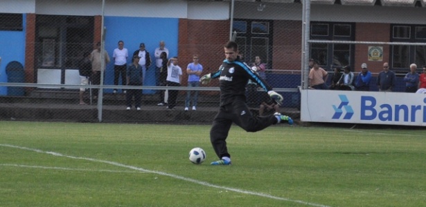 Victor trabalha reposição de bola, reflexo de último encontro com Ronaldinho Gaúcho - Marinho Saldanha/UOL Esporte