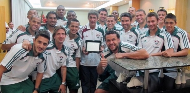 Fagner ganhou uma camisa e uma placa do clube durante visita à concentraçao do Flu - Erich Onida/Site Oficial do Fluminense