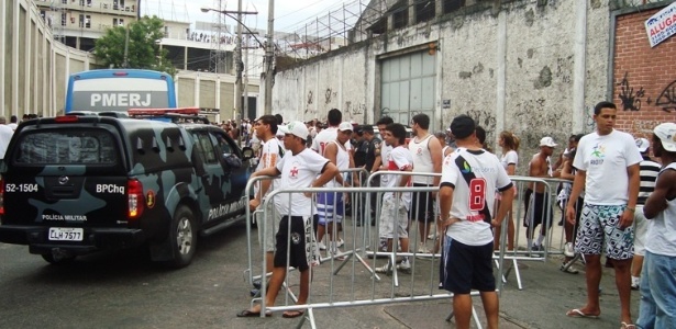 Torcida do Vasco é observada de perto pela polícia nos arredores de Sâo Januário - Pedro Ivo Almeida/UOL