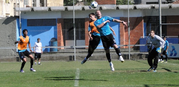 F. Rochemback (azul) voltou aos treinos depois de se recuperar de dores no joelho - Carmelito Bifano/UOL Esporte
