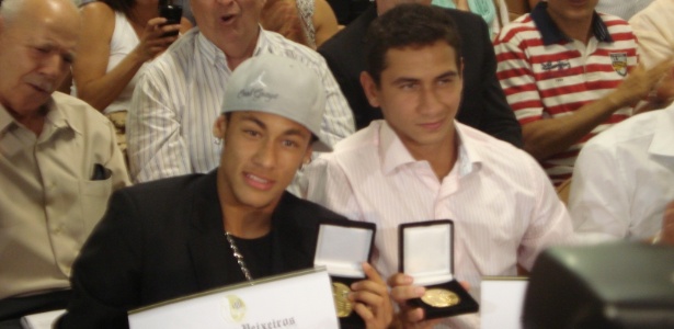 Neymar e Ganso foram homenageados no Conselho do Santos pelo título de 2011 - João Henrique Marques (UOL Esporte)