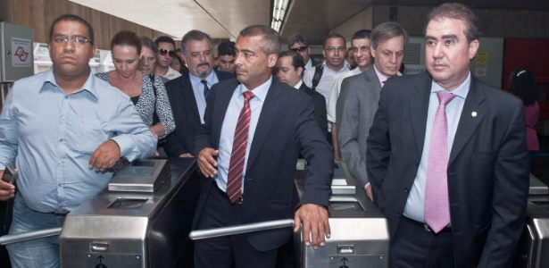 Romário chega de trem ao Itaquerão, junto com outros parlamentares