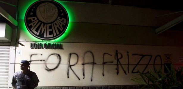 Torcida pichou os muros do estádio e protestaram contra o vice Roberto Frizzo - Fabio Braga/Folhapress