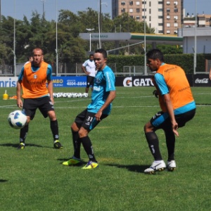 Lúcio (de azul) pode trocar o Grêmio pelo Cruzeiro e ampliar disputa na lateral esquerda  na Toca II - Marinho Saldanha/UOL Esporte