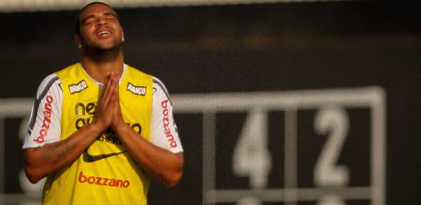 Herói no domingo, Adriano será reserva de luxo até o fim de 2011 pois não está 100% - Ricardo Nogueira/Folhapress