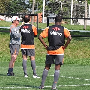 Antônio Lopes orienta jogadores do Atlético-PR em treino no CT do Caju, nesta quarta-feira - Divulgação/Atlético-PR