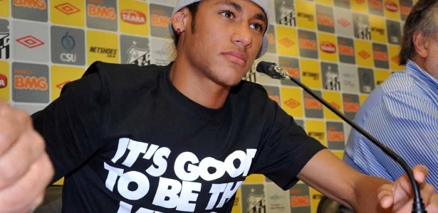 Neymar disse estar feliz morando no Brasil e brincou sobre dizeres de sua camiseta - Divulgação/Santos