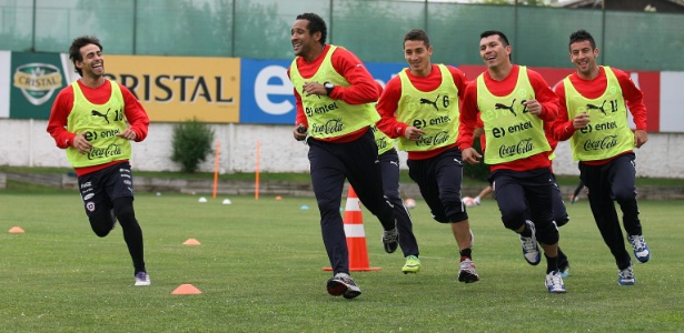 Valdivia treina com a seleção chilena antes dos jogos contra Paraguai e Uruguai - Carlos Parra/EFE