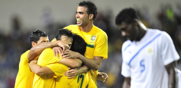 O volante Sandro abriu o placar para o Brasil na vitória por 2 a 0 sobre o Gabão - Sia Kambou/AFP Photo 