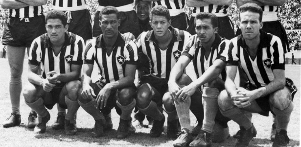 Amarildo (centro) em linha de frente do Botafogo: Garrincha, Didi, Quarentinha e Zagallo - Reprodução