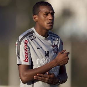 Volante Edenílson ficou com a vaga do suspenso Paulinho na partida contra o Ceará nesta quarta - Fabio Braga/Folhapres