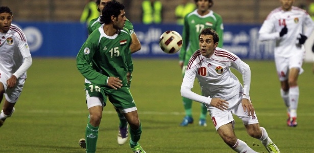 Ali Hussein (e), do Iraque, disputa bola com Ahmad Ibrahim, da Jordânia, nesta terça - REUTERS/Muhammad Hamed