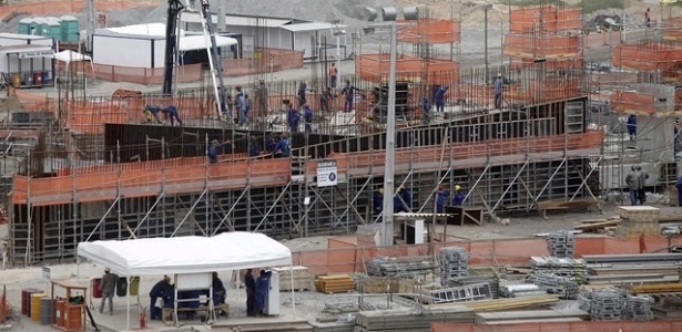 Obras na Arena Pernambuco, em ritmo acelerado para tentar sediar a Copa das Confederações em 2013