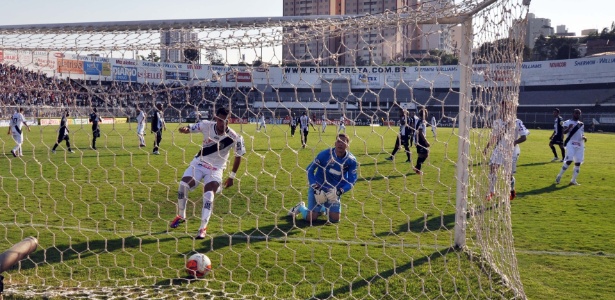 Ricardo Jesus comemora após marcar um dos seus gols na vitória da Ponte sobre o ABC - FERNANDO CALZZANI/AE