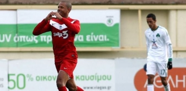 Brasileiro Edimar, jogador do Xanthi, em ação em outro jogo, contra o Panathinaikos - Divulgação/Assessoria P2