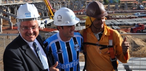Presidente Paulo Odone, Kleber e um operário da Arena na visita antes da apresentação - Marinho Saldanha/UOL Esporte