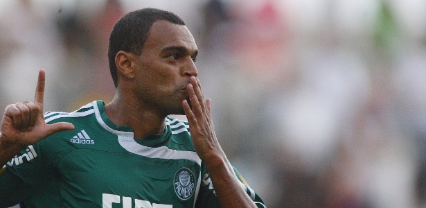 Denílson defendeu o Palmeiras em 2008 e pede valor referente a exibição de jogos - Antônio Gaudério/Folhapress