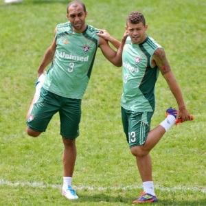 Edinho (D) alonga com L. Euzébio; volante treinou com bola pela primeira vez na semana - Dhavid Normando/Photocamera