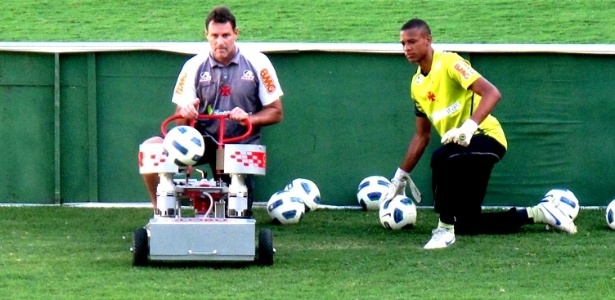 Preparador Carlos Germano testa a nova máquina no treino de goleiros do Vasco - Pedro Ivo Almeida/ UOL Esporte