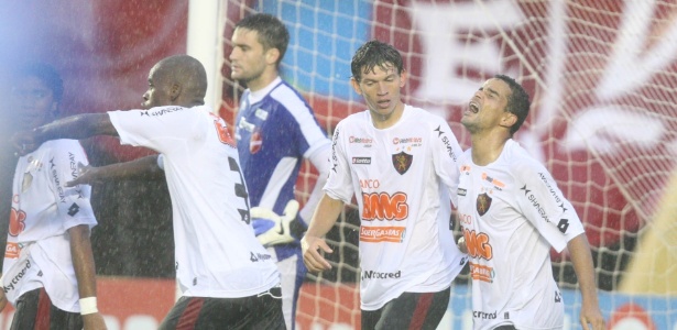 Bruno Mineiro comemora gol decisivo pelo Sport na conquista da vaga na Série A - ANDRÉ COSTA/COSTAPRESS/AE