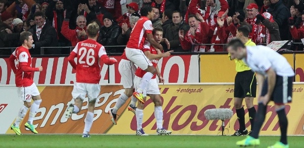 Atletas do Mainz comemoram na vitória sobre o Bayern de Munique, pela 14ª rodada - AFP PHOTO / DANIEL ROLAND