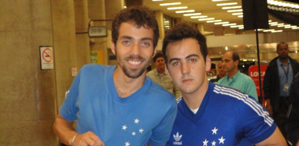 Gabriel Gonçalves e Hugo Albino foram ao Aeroporto para apoiar o Cruzeiro - Guyanne Araújo/UOL Esporte