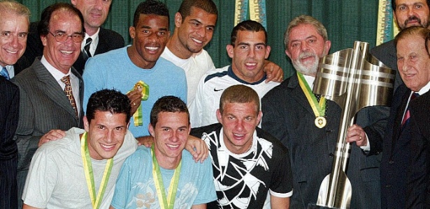 À esquerda, agachado, Bruno Octávio posa com o time campeão brasileiro de 2005 - Arquivo/Folhapress