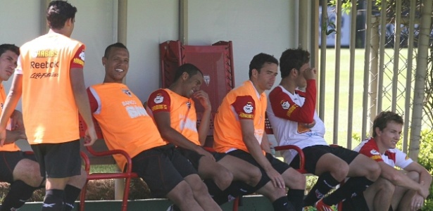 Jogadores do São Paulo descansam durante treino no CT da Barra Funda nesta quarta - Luiz Pires/VIPCOMM