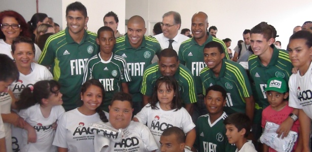 Jogadores do Palmeiras posam para foto com crianças em vista a AACD nesta quinta - Luiza Oliveira/UOL