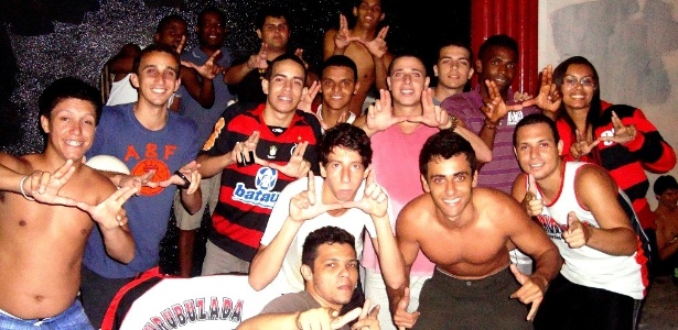 Torcedores do Flamengo passaram a noite na sede da Gávea em busca de ingressos - Pedro Ivo Almeida/ UOL Esporte
