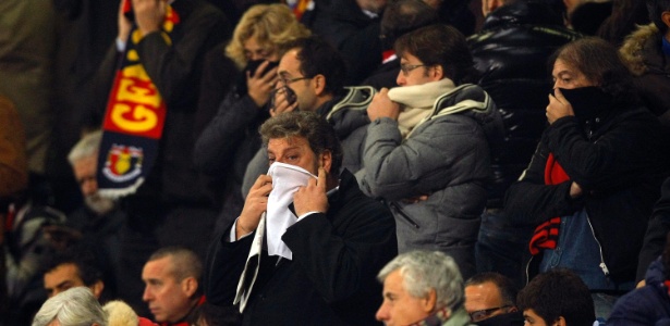 Torcida protege o  nariz do gás lacrimogênio na partida entre Milan e Genoa - REUTERS/Alessandro Garofalo 