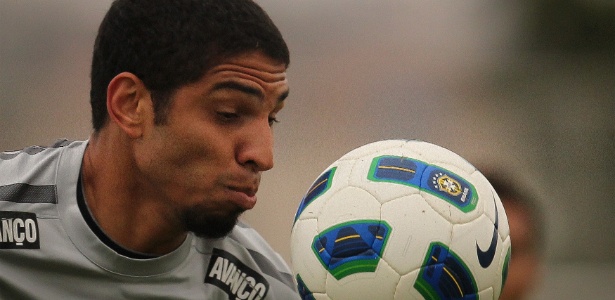 Wallace se machucou contra o Santos e não poderá atuar mais na Libertadores-2012 - Ricardo Nogueira/Folhapress