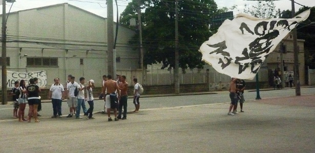 Torcedores  exibiram faixas contra Elkeson e Cortês, neste sábado, no Engenhão - Bernardo Gentile/UOL Esporte