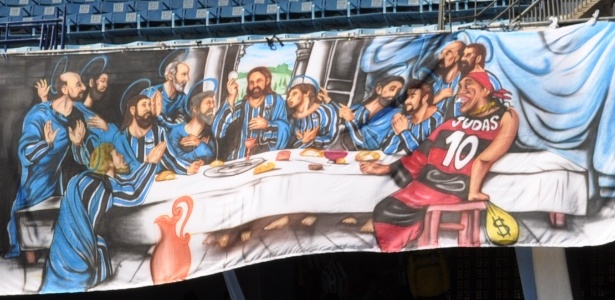 Torcedores do Grêmio expõe faixa onde Ronaldinho Gaúcho é Judas na Santa Ceia - Marinho Saldanha/UOL Esporte