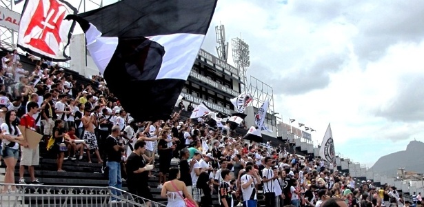 Cerca de 2.500 vascaínos fizeram festa nas arquibancadas de São Januário neste sábado - Pedro Ivo Almeida/ UOL Esporte