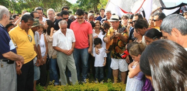 Corpo de Sócrates é enterrado em Ribeirão Preto - Silva Junior/Folhapress