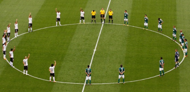 Antes da partida, jogadores do Corinthians fizeram o gesto característico de Sócrates  - Léo Pinheiro/Fotoarena