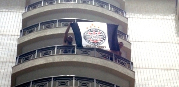 Corintianos agitam a bandeira no hotel em que a delegação do Vasco está concentrada - Pedro Ivo Almeida/UOL