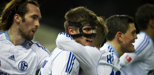 Huntelaar (de máscara) marcou na vitória do Schalke e assumiu a ponta na artilharia - AFP PHOTO / JOHN MACDOUGALL