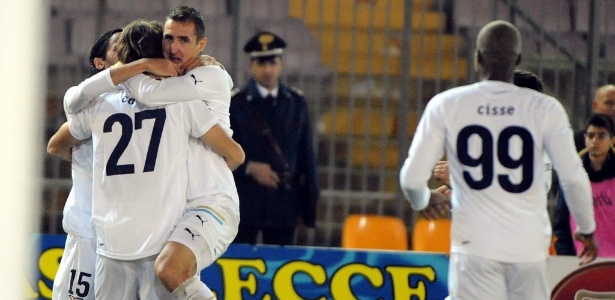 Jogadores da Lazio comemoram um dos gols da suada vitória sobre o lanterna Lecce - AFP PHOTO / Tiziana Fabi