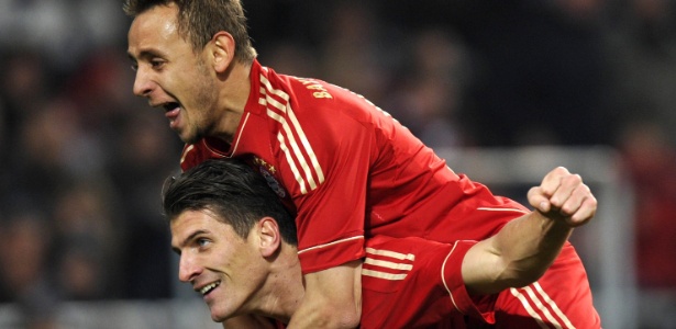 Mario Gomez comemora um de seus gols na vitória do Bayern com o brasileiro Rafinha - AFP PHOTO THOMAS KIENZLE