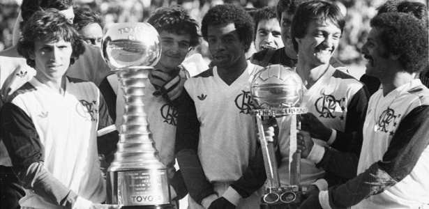 Zico, Júnior e demais jogadores do Fla comemoram título mundial sobre o Liverpool - Agência O Globo