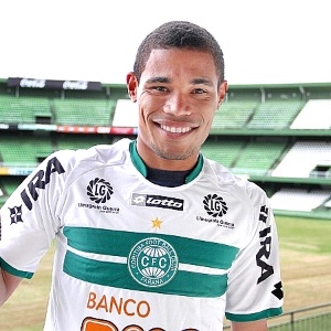 Volante Júnior Urso teve estreia discreta e pode perder posição para Tcheco, frente Corinthians-PR - Divulgação/Coritiba