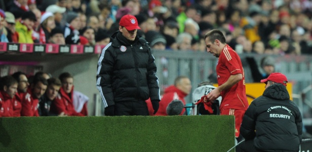 Ribery deixa o campo após ser expulso em partida contra o Colônia pela Bundesliga - AFP PHOTO/ Christof Stache