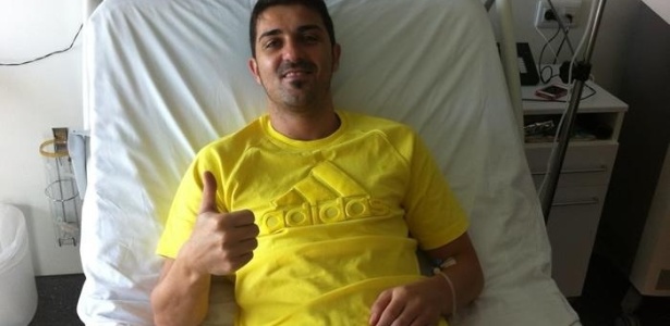 Internado em Barcelona, David Villa postou foto em hospital e mostrou tranquilidade - Reprodução/Twitter